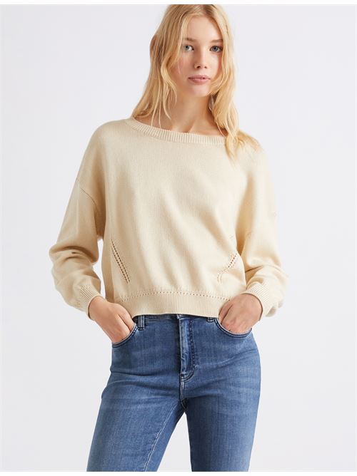Designed with everyday comfort in mind: this boat-neck sweater will pair perfectly with countless outfits, ranging from office to leisure. Open-knit details on the garment hem and cuffs. MARELLA SPORT | 261336102420001